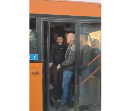 Безредици в градския транспорт, футболни фенове клатят автобус в София