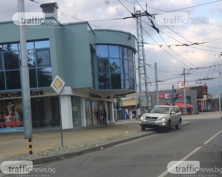 Шофьор паркира джипа си на тротоара пред Общината в Кючука