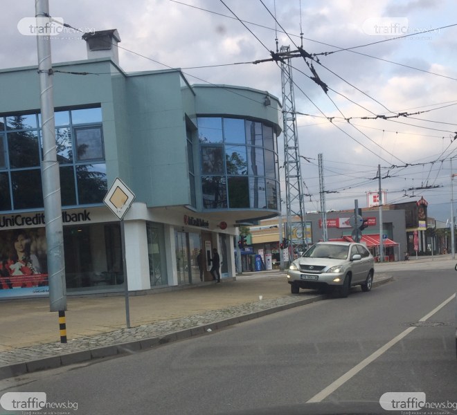 Шофьор паркира джипа си на тротоара пред Общината в Кючука