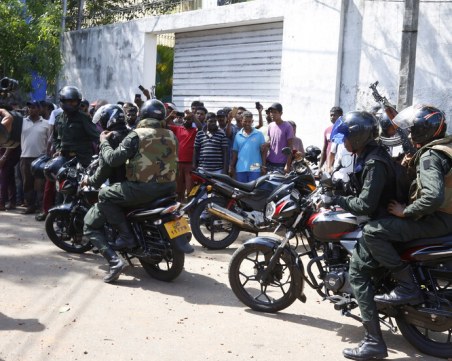 Най-малко 215 жертви на атентатите в Шри Ланка, задържаха 13 души