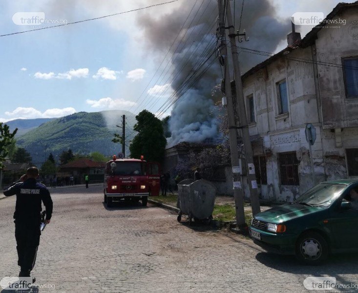 Необитаема къща в Кричим се запали, покривът рухна