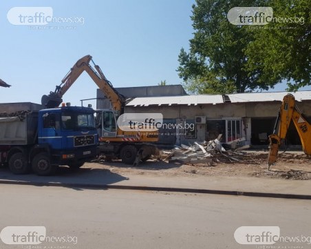 Бутат бившата забавачка в Столипиново, узурпирана от ДПС активист