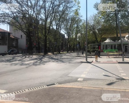 Отнесеният от автобус светофар в Пловдив вече работи