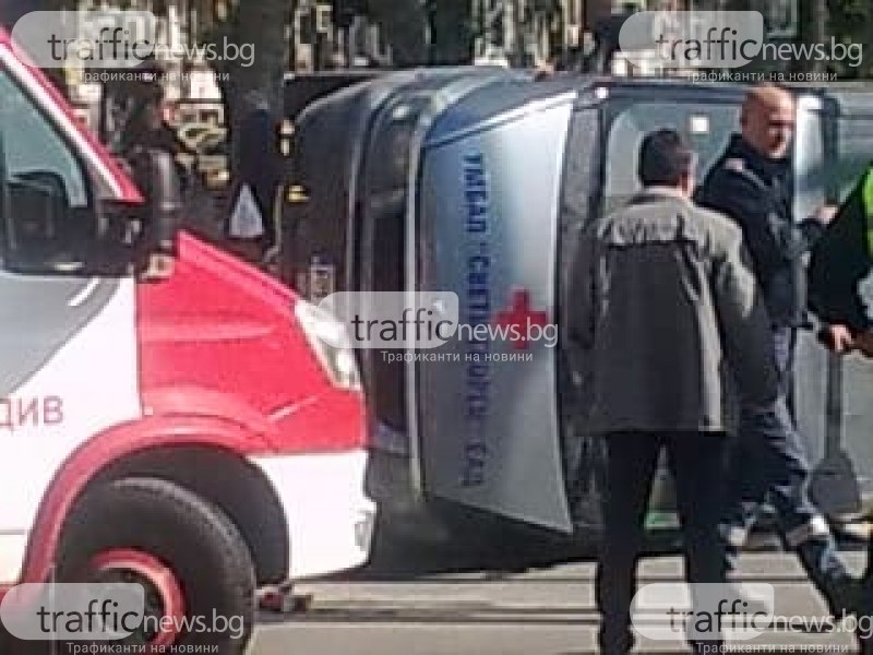 Катастрофа в Пловдив! Бус се преобърна на невралгично кръстовище