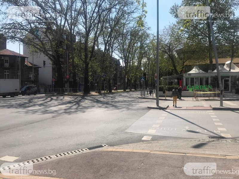 Отнесеният от автобус светофар в Пловдив вече работи