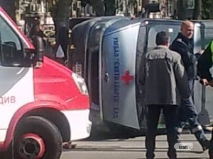 Катастрофа в Пловдив! Бус се преобърна на невралгично кръстовище