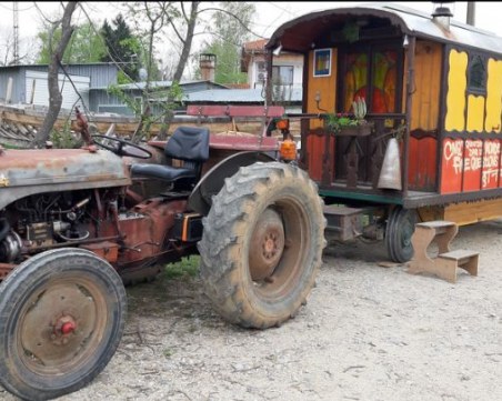 Французин, тръгнал на околосветско, отседна край Казанлък