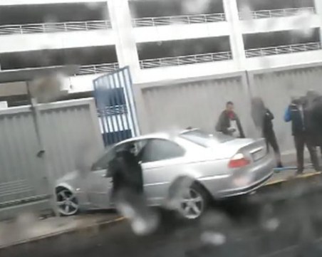 Каскада в Пловдив! БМВ се заби в оградата на Панаира