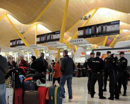 Мъж нападна с нож две жени на летището в Мадрид