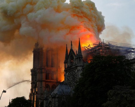 Нова заплаха за Парижката Света Богородица! Този път от небето...