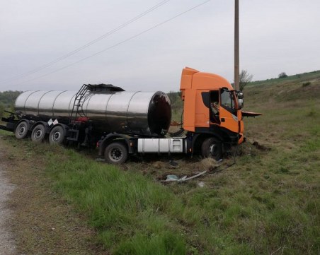 Шофьор загина след тежка катастрофа между два ТИР-а цистерни