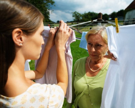 Семейни войни: Свекърва подкупи снаха си – $10 000 да остави сина й