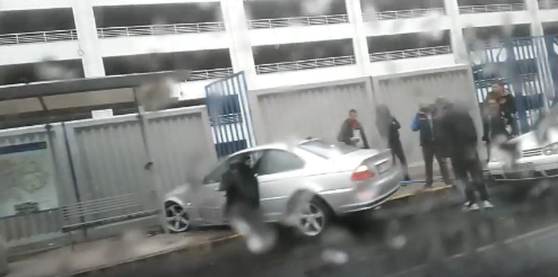 Каскада в Пловдив! БМВ се заби в оградата на Панаира
