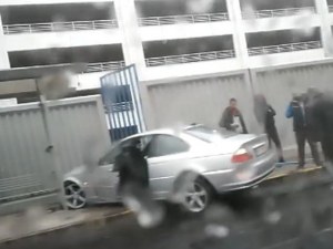 Каскада в Пловдив! БМВ се заби в оградата на Панаира