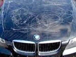 Потрошиха БМВ-то на 23-годишен шофьор в центъра на Пловдив