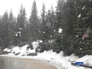 Пролет ли? Сняг се сипе на парцали на километри от Пловдив
