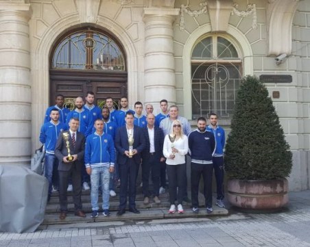 Академик Бултекс 99 показа три купи и връчи медал на кмета СНИМКИ