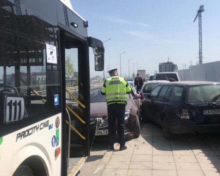 Автобус от градския транспорт блъсна кола на Околовръстното в София