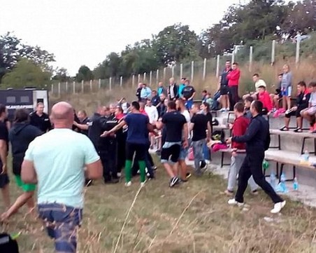 Баща на футболист удари с лопата по главата запалянко на селски мач край Пловдив