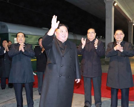 Младоци с бели ръкавици подтичват около бронирания влак на Ким Чен-ун и... бършат вратите му