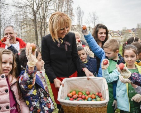 Мая Манолова боядисва 1000 яйца с деца на Велики четвъртък