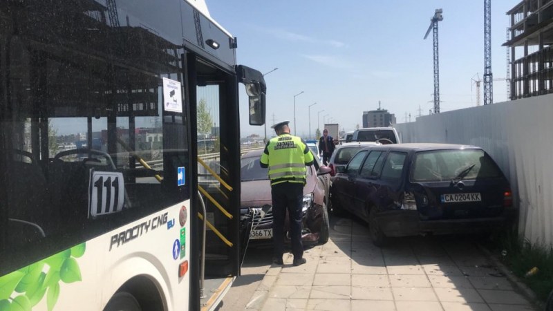 Автобус от градския транспорт блъсна кола на Околовръстното в София