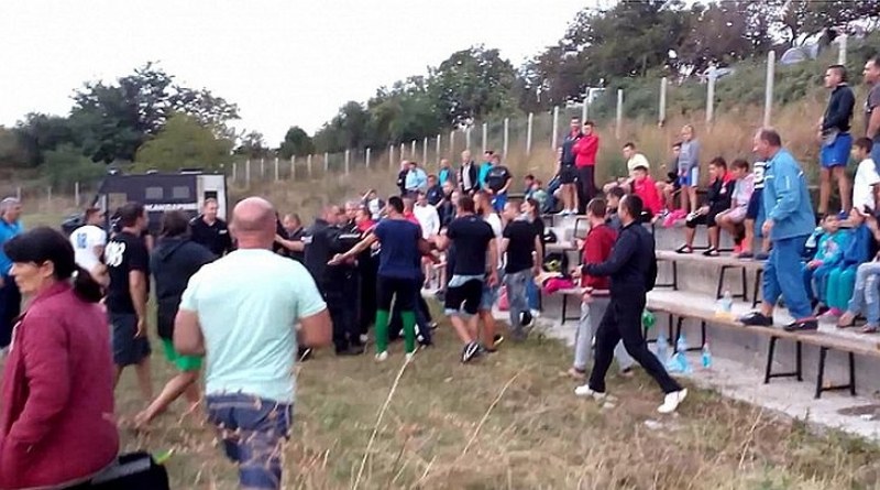 Баща на футболист удари с лопата по главата запалянко на селски мач край Пловдив