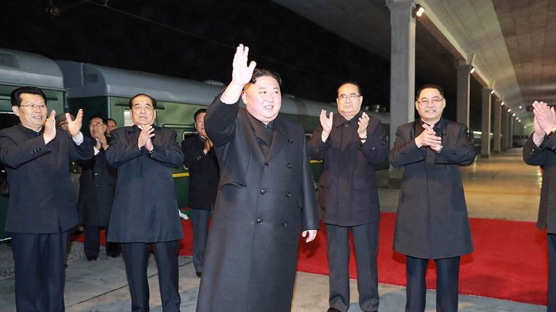 Младоци с бели ръкавици подтичват около бронирания влак на Ким Чен-ун и... бършат вратите му