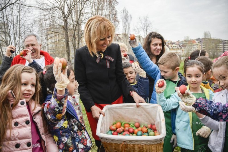 Мая Манолова боядисва 1000 яйца с деца на Велики четвъртък