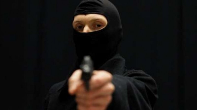 Маскиран с пистолет опита да ограби магазин в Хасково, продавачката го 