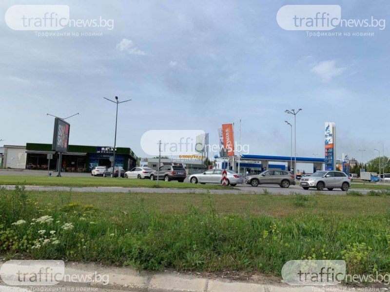 Опашки от мърляви коли се извиха пред автомивките в Пловдив! Познайте защо!