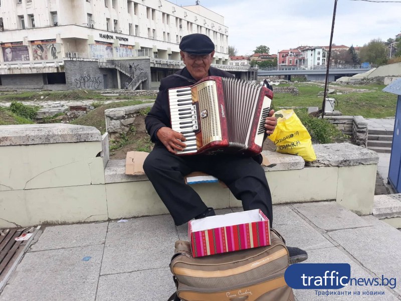 Уличен музикант брои месеците до пенсия за старост от 125 лева