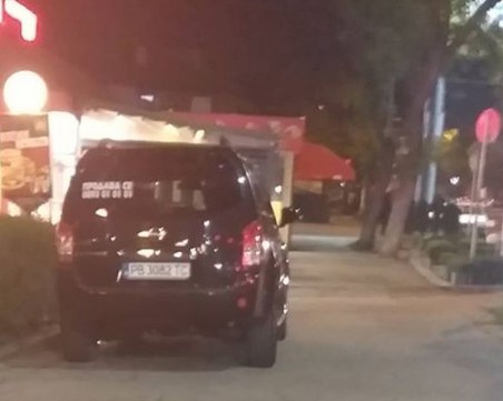 Баровец паркира по средата на пешеходна алея и… отиде да вечеря