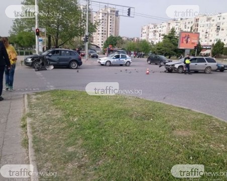 Две коли се помляха до Форума в Пловдив! На пътя се разхвърчаха ламарини