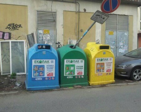 В грешната кофа: Знак, забраняващ паркирането – в контейнер за разделно събиране!?