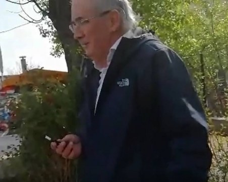 Местан плати гаранцията. Камбаната щеше да бие в 17 ч., но той спази срока