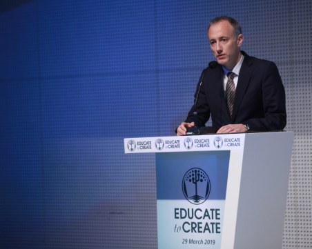 Намаляват приема на икономисти с 60%