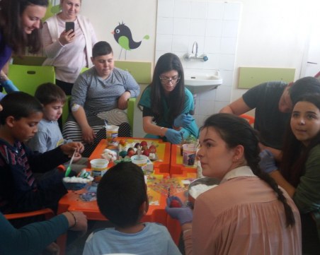Студенти медици боядисваха яйца с пациентите на Детска хирургия в УМБАЛ 