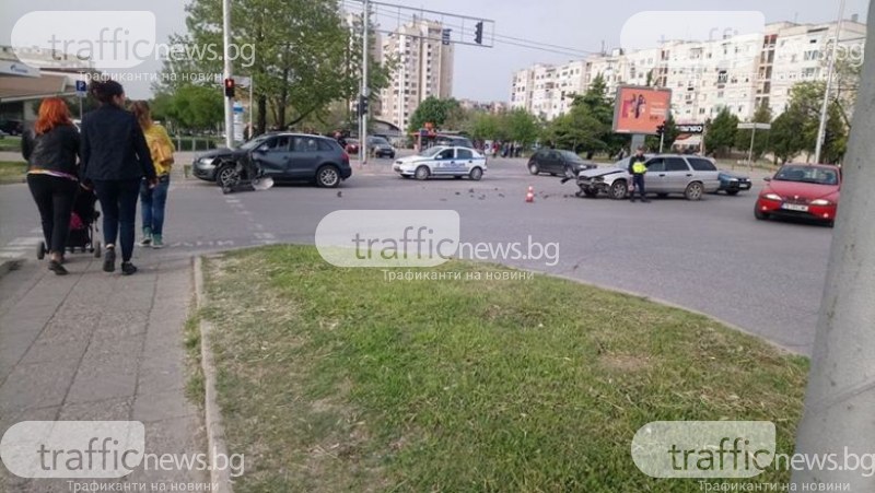 Две коли се помляха до Форума в Пловдив! На пътя се разхвърчаха ламарини