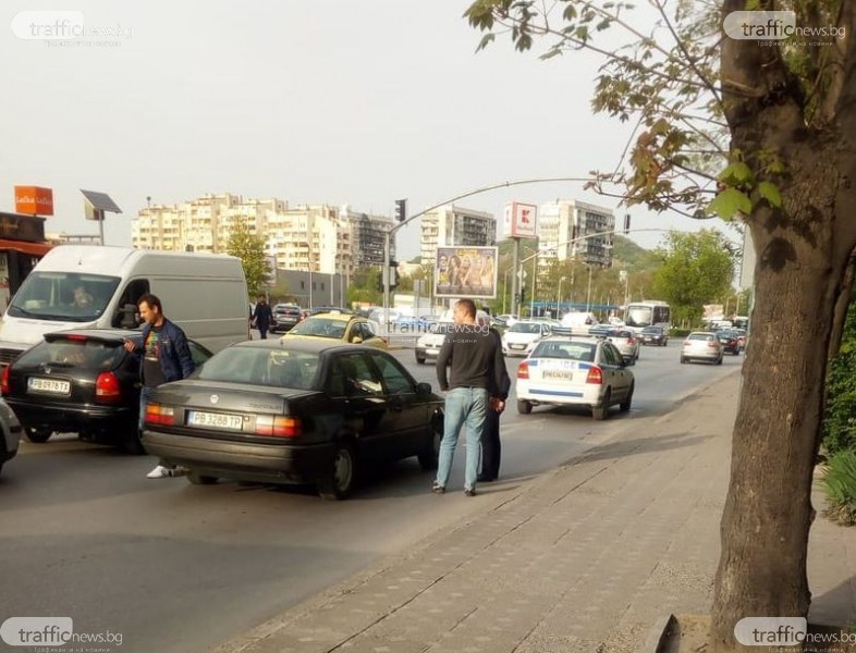 Патрулка препречи пътя на кола по булевард в Пловдив! Задържаха шофьора след обиск