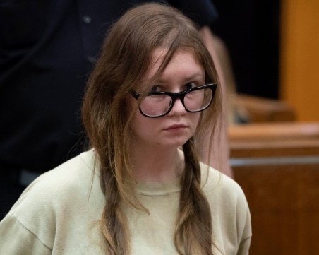 Измамна благородничка завлече банки с 300 бона