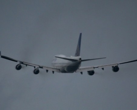 Гръм и мълнии над София! Пренасочват самолети към летище Варна