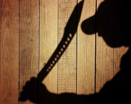 Мъж се натряска, побесня и подгони полицаи с мачете през нощта в пловдивско село