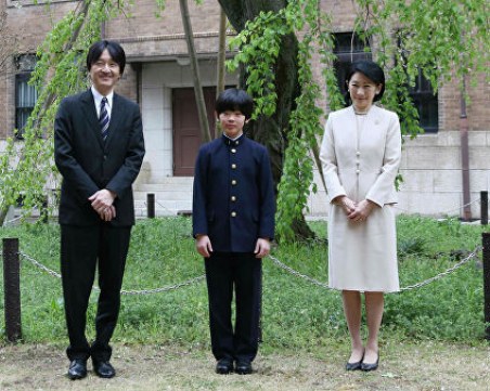 Заплаха за внука на японския император! Неизвестен се промъкна до чина му и остави два ножа