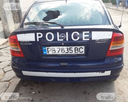 Екшън в Куклен! Роми нахлуха в частен имот, изпотрошиха и полицейска кола