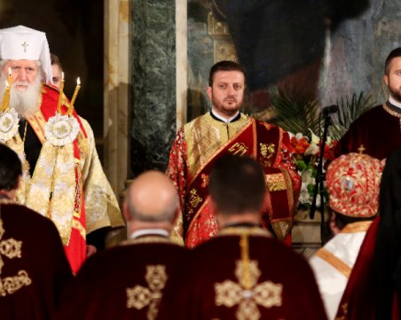 Хиляди вярващи се събраха тази нощ в очакване на радостната новина