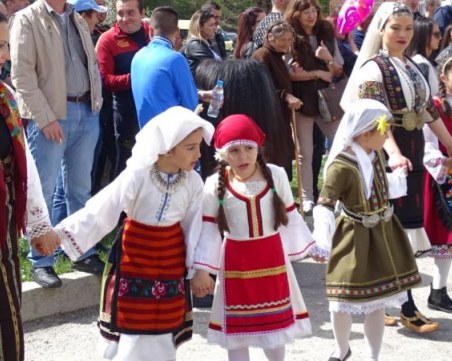 Кукери по Великден в Разложко