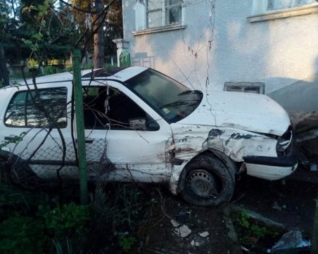 Много пиян шофьор изпусна голфа и се заби в къща