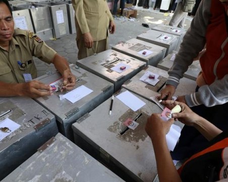 Равносметка от изборите в Индонезия: Над 270 души са починали, докато броят гласовете