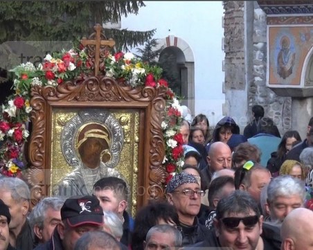 Стотици вярващи тръгват към Бачково, понасят чудотворната икона на Богородица